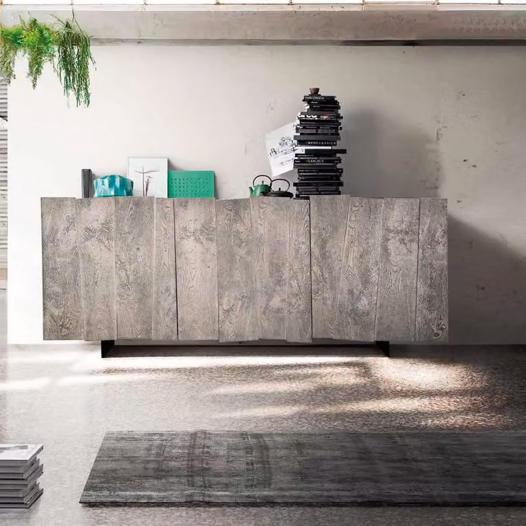 Madia credenza a 3 ante Mobili 2G in rovere nodato con finitura beton e piedini in ferro, L: 198 cm, P: 50 cm, H: 81 cm