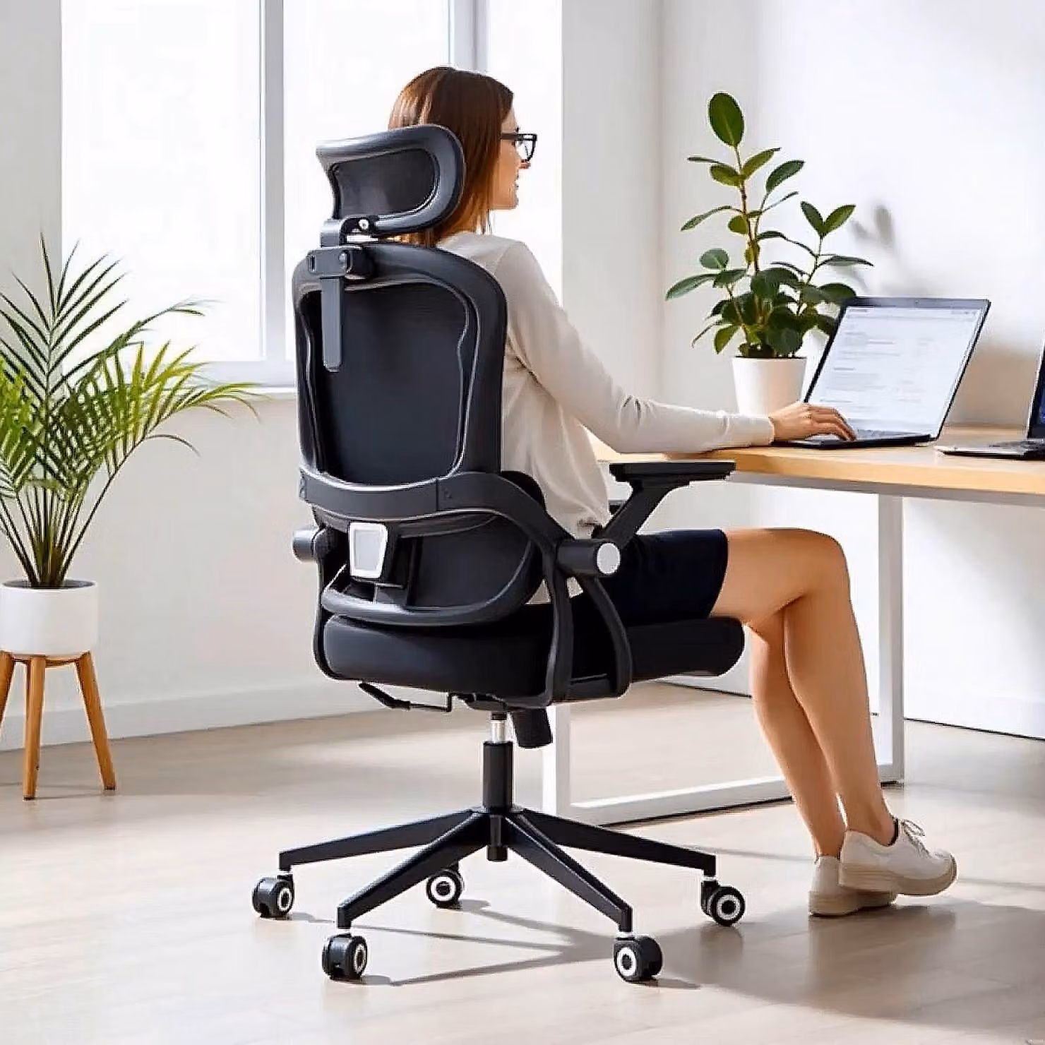 Sedia da ufficio con supporto lombare, braccioli pieghevoli, rivestimento in rete, color tortora