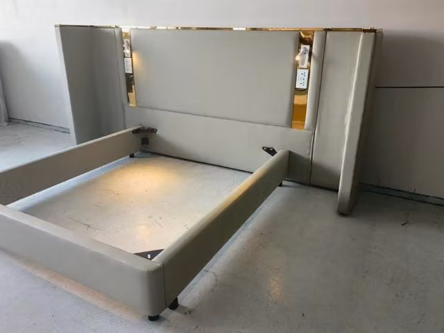 Luxus Designerbett Beige LED Beleuchtung Polster Goldrahmen Modernes Kopfteil