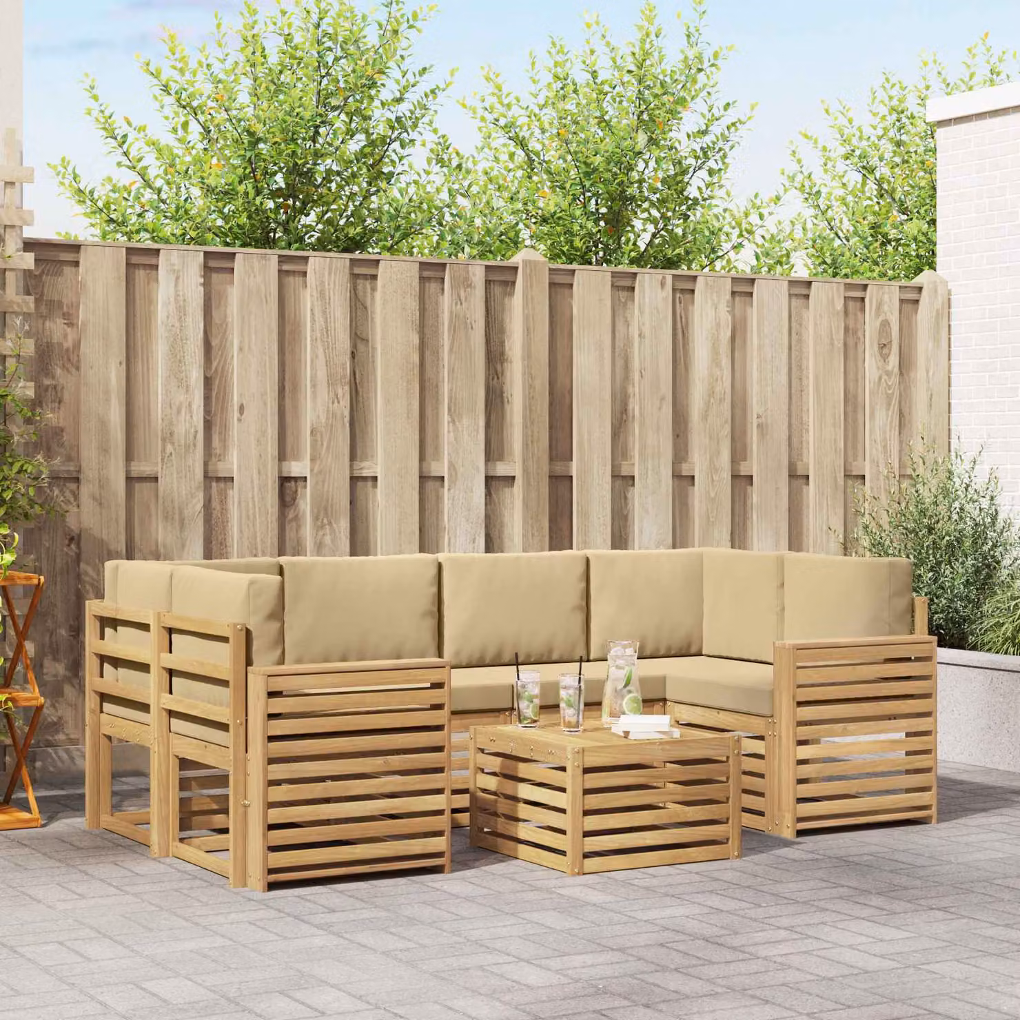 Set di divani da esterno vidaXL a forma di L composto da 7 pezzi in legno di acacia con cuscini bianchi e beige
