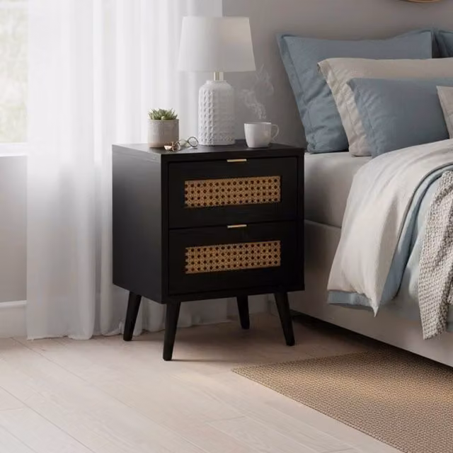 Comodino moderno con 2 cassetti e frontali effetto rattan nero