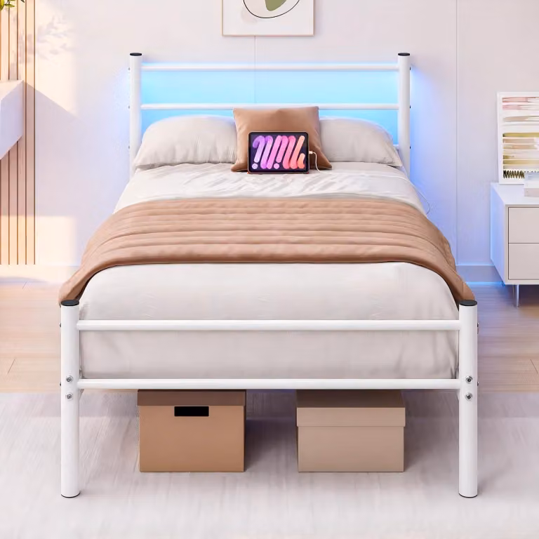 Letto a una piazza (90x200 cm) in metallo, con illuminazione a LED e base di ricarica, colore bianco