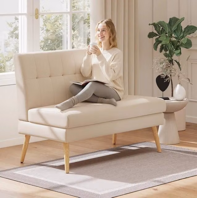 Divano 2 posti compatto beige con schienale trapuntato