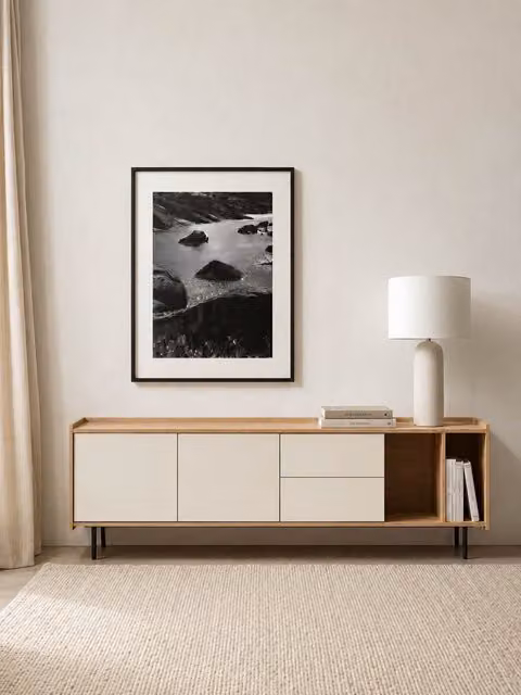 Mobile TV Nadine Kenay Home bianco e naturale moderno con vani porta media L: 180 cm, H: 76,1 cm, P: 59,6 cm – 1