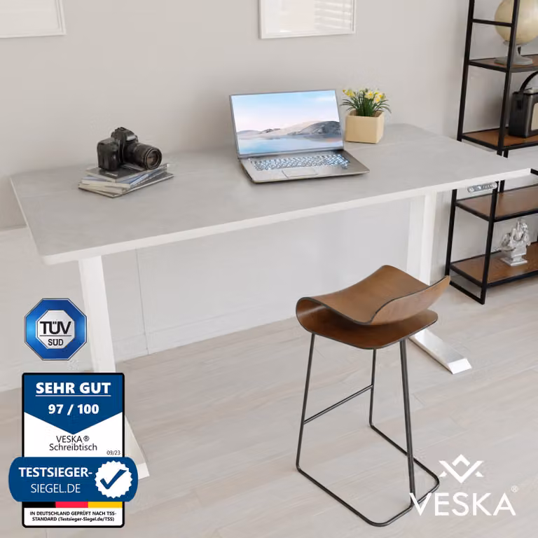 Scrivania regolabile in altezza (140 x 70 cm) - Scrivania Sit & Stand - Scrivania elettrica regolabile in altezza con touchscreen e gambe in acciaio - Bianco/grigio pietra