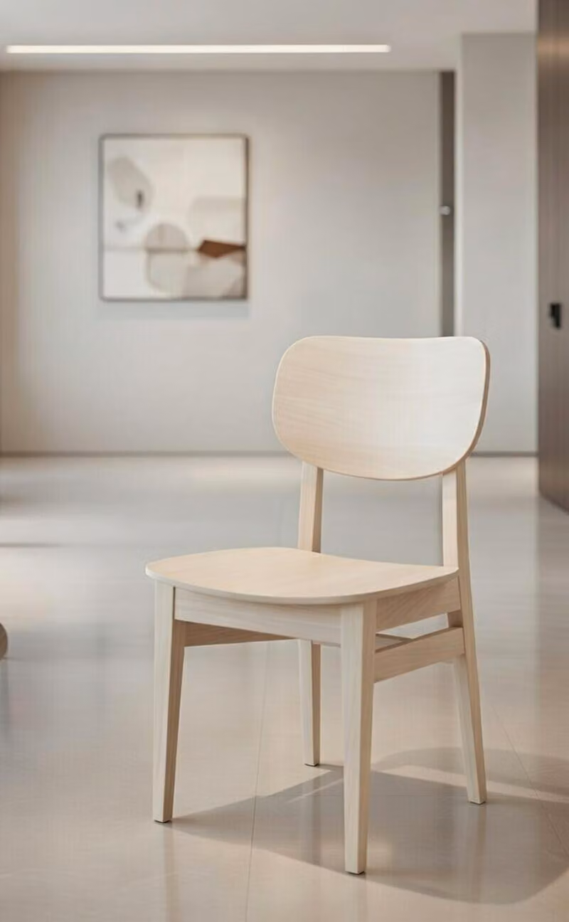 Elegante sedia in legno con schienale arrotondato e design moderno
