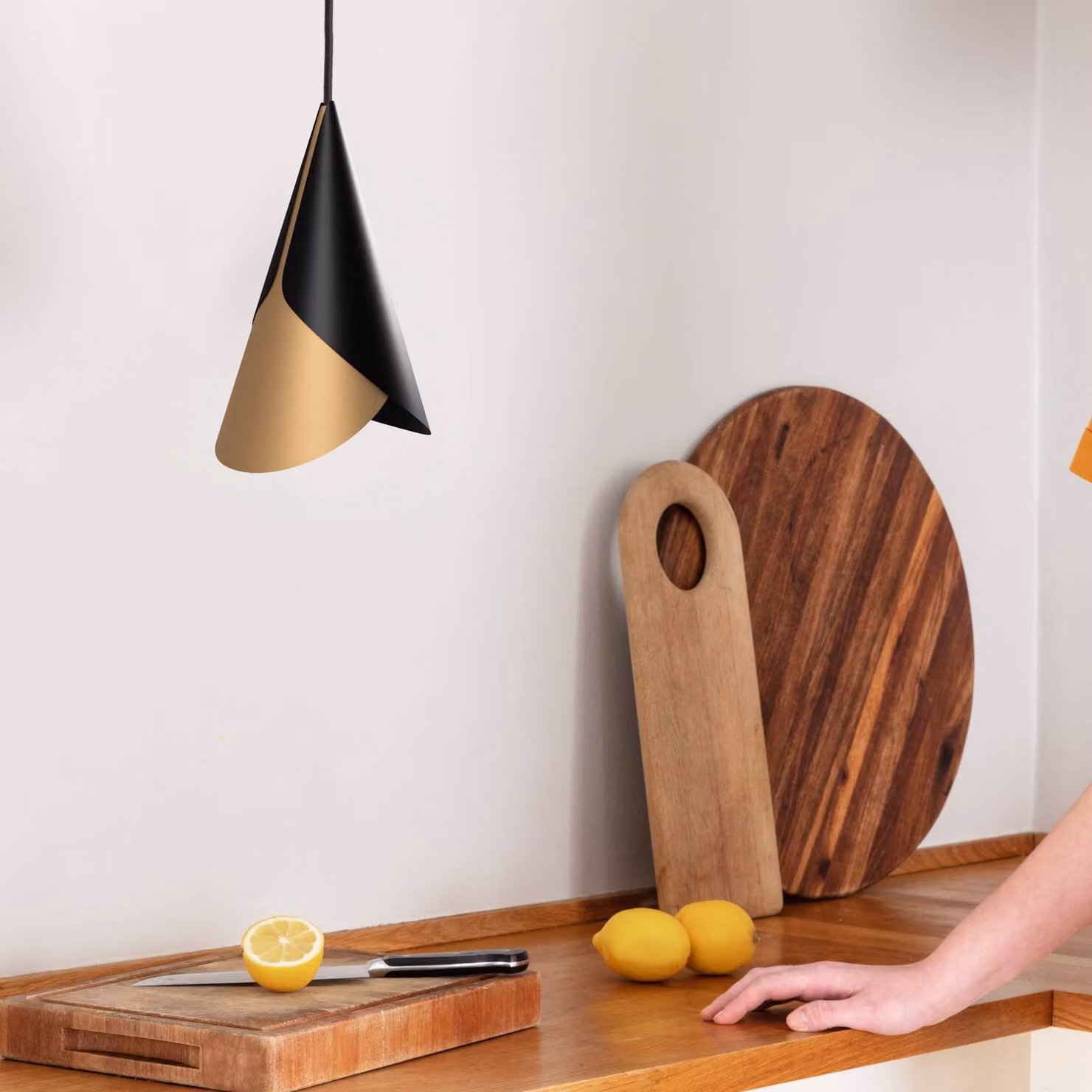 UMAGE Lampada a sospensione Cornet, dimmerabile, Nero, Soggiorno / Sala da pranzo, Alluminio, Scandinavo, Lampada a sospensione