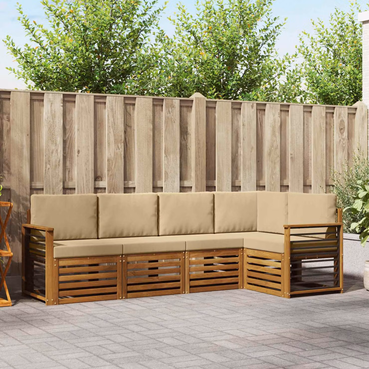 Set di divani da esterno vidaXL a forma di L composto da 5 pezzi in legno di acacia con cuscini beige e bianchi
