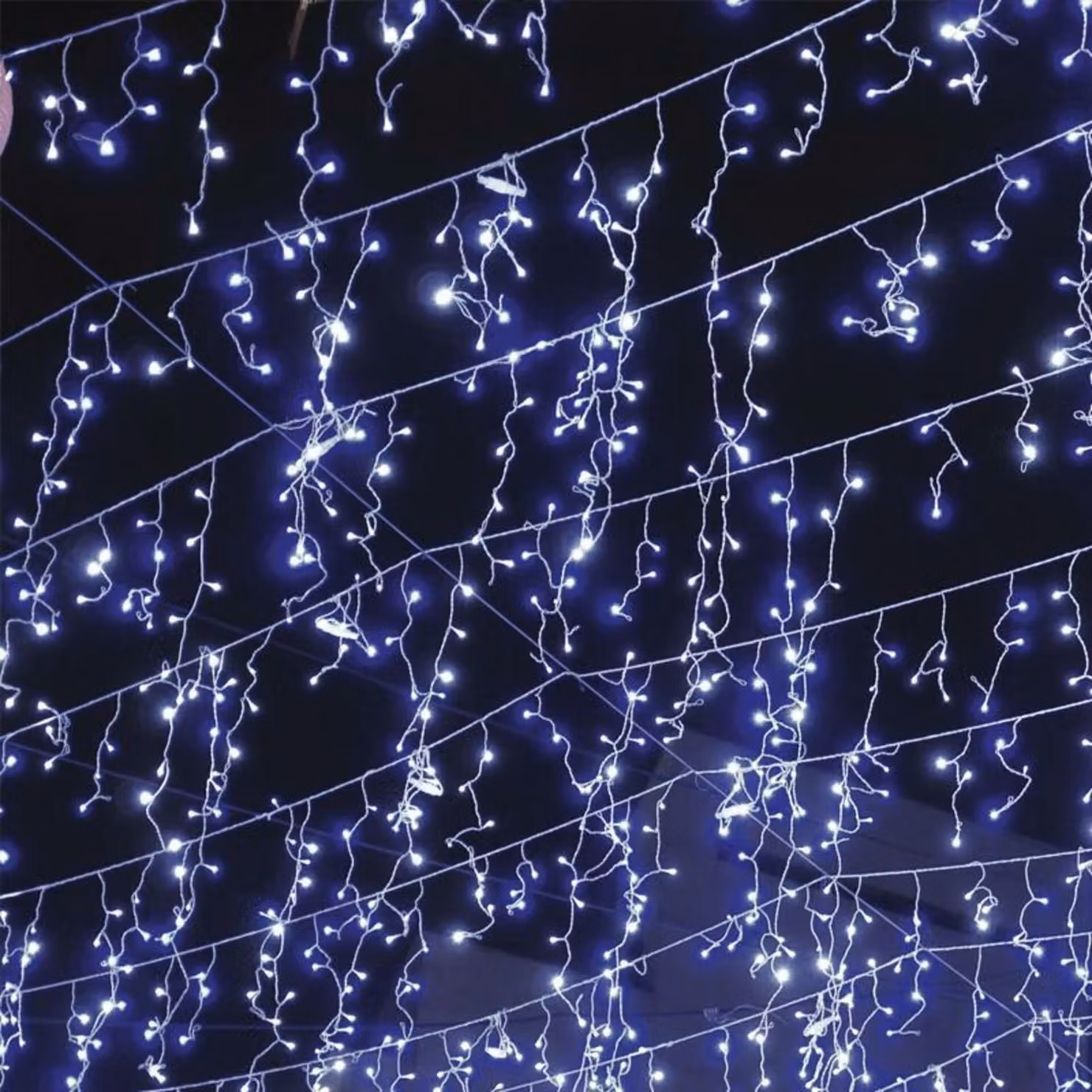 Illuminazione natalizia a LED ACA «Stalattiti», 144 LED, 24 fili, bianco freddo, alimentatore incluso, espandibile fino a 4 set, grado di protezione IP44, cavo trasparente da 300 x 60 cm, R144WE44TC