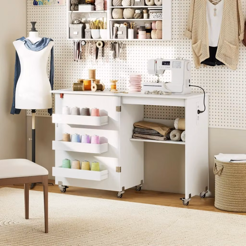 Tavolo da cucito pieghevole DESIGN IN con ripiano e contenitori, mobiletto di stoccaggio multifunzionale su ruote bloccabili in MDF bianco opaco – 2