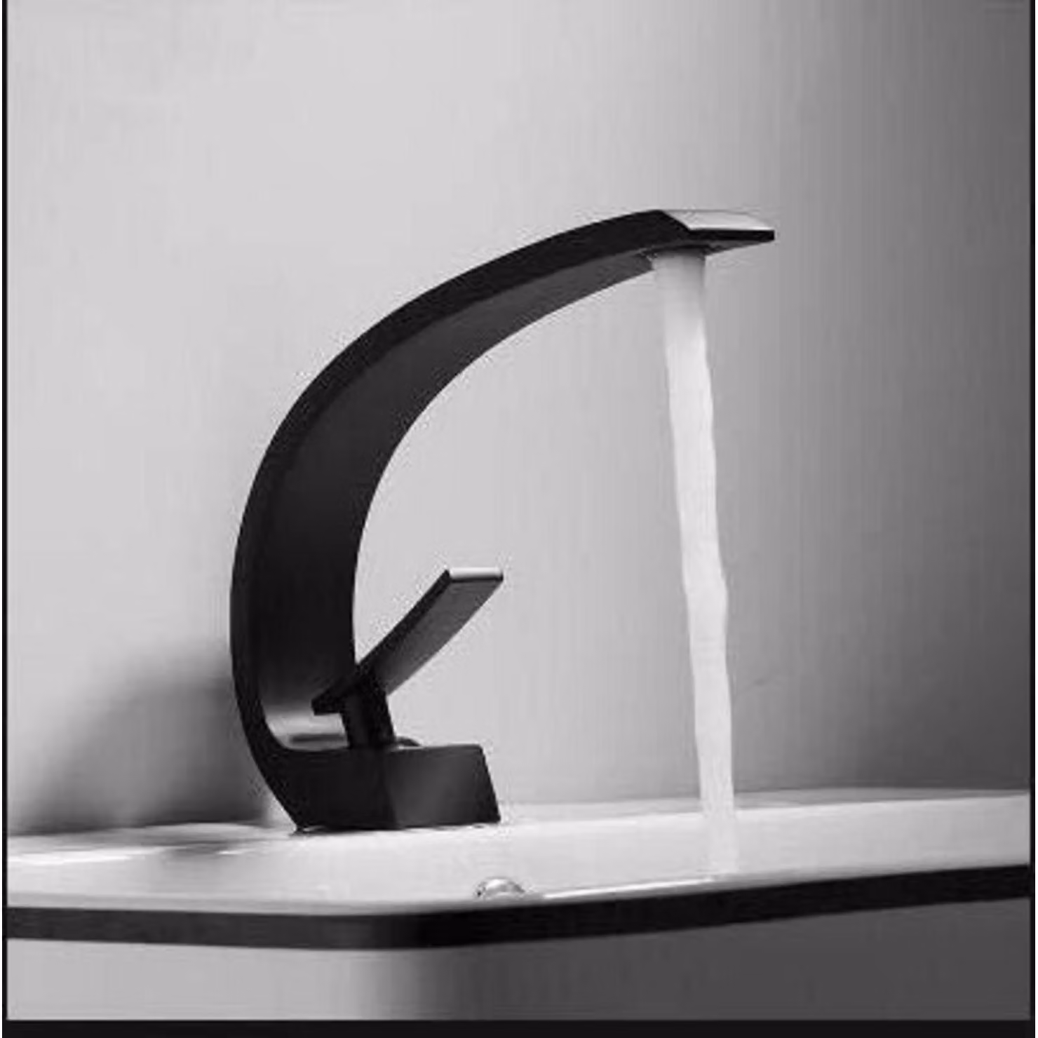 Miscelatore monocomando per lavabo da bagno, design moderno, nero/oro