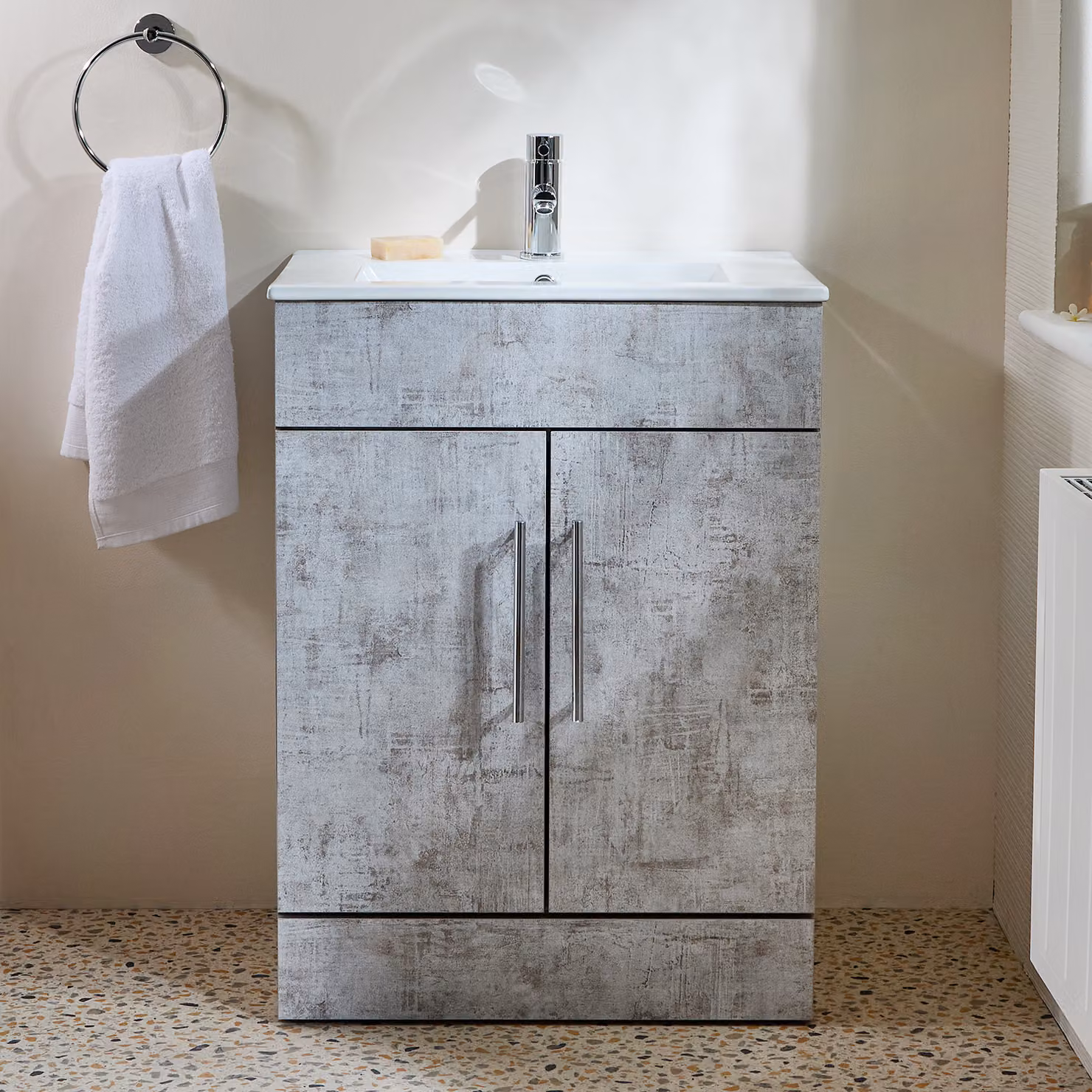 Mobile Bagno a Terra Grigio Cemento da 610mm con Lavabo e Maniglie con Barra a T Cromate - Cluo