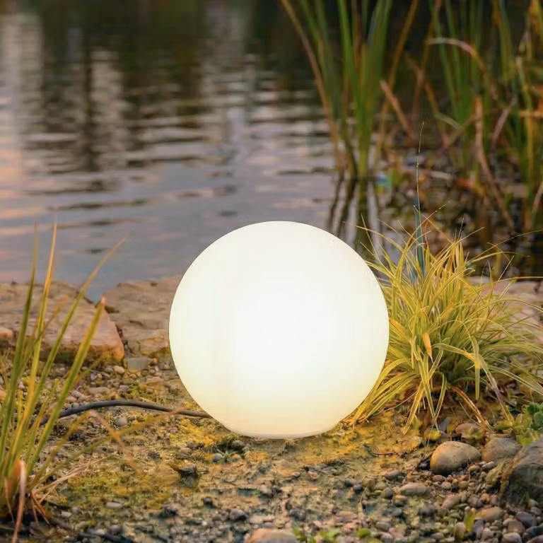 Lindby Lampada a sfera Valyra, Ø 30 cm, IP54, picchetto da terra Valyra, Bianco / Opale, Plastica, Moderno