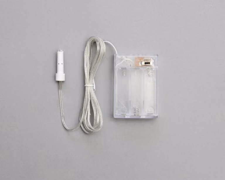 Stella LED illuminata 12 cm in plastica rossa con scatola di batterie