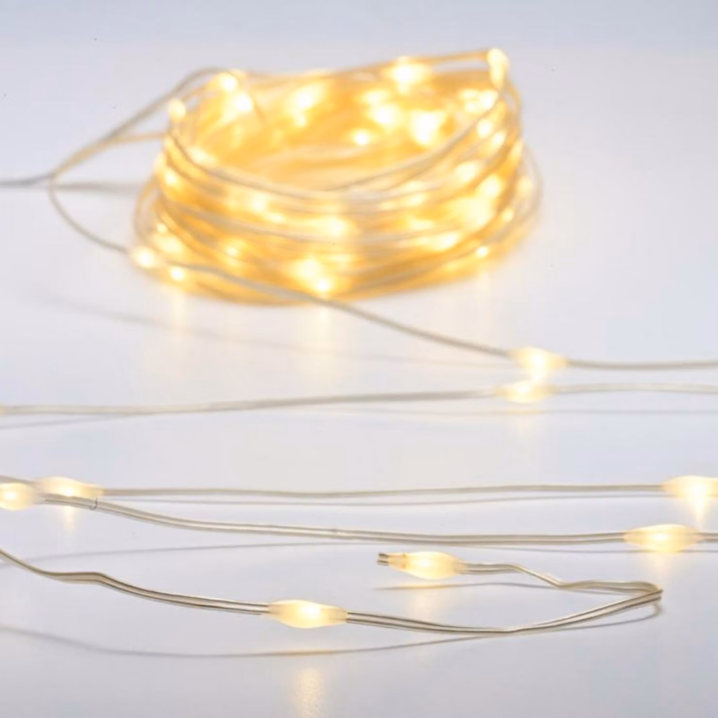 ACA Lighting SKIN LINE 100 LED a catena WW 3AA a batteria 8 programmi IP44 lunghezza 10m 0,3m cavo trasparente X0410011261