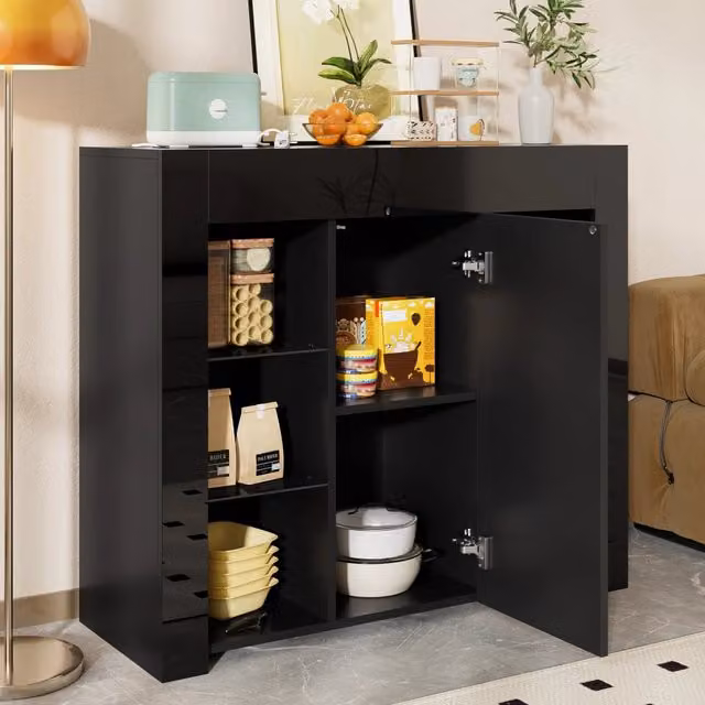 Credenza e madia nera con anta e ripiani in vetro frontale lucido in truciolato per soggiorno sala da pranzo o cucina 95 × 35 × 83 cm