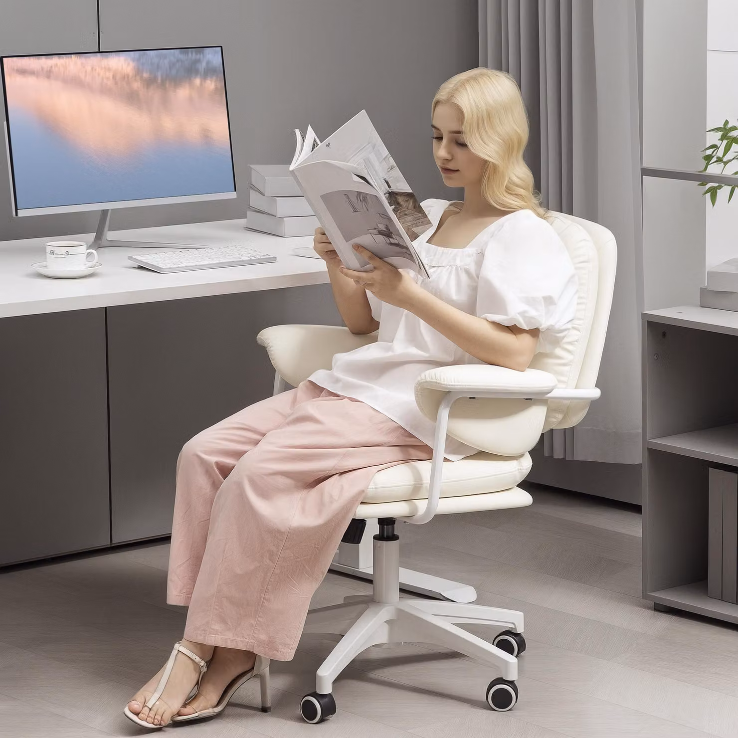 okwish sedia da scrivania sedia da ufficio sedia girevole da lavoro con funzione di inclinazione e poggiapiedi, sedia girevole regolabile in altezza con ruote in Pelle finta e cuscini a doppio strato, bianca