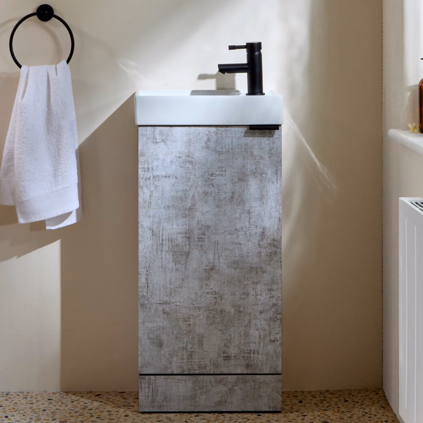 Mobile Bagno a Terra Grigio Cemento da 400mm con Lavabo e Maniglia Moderna Nera con Impugnatura a Dito - Cluo