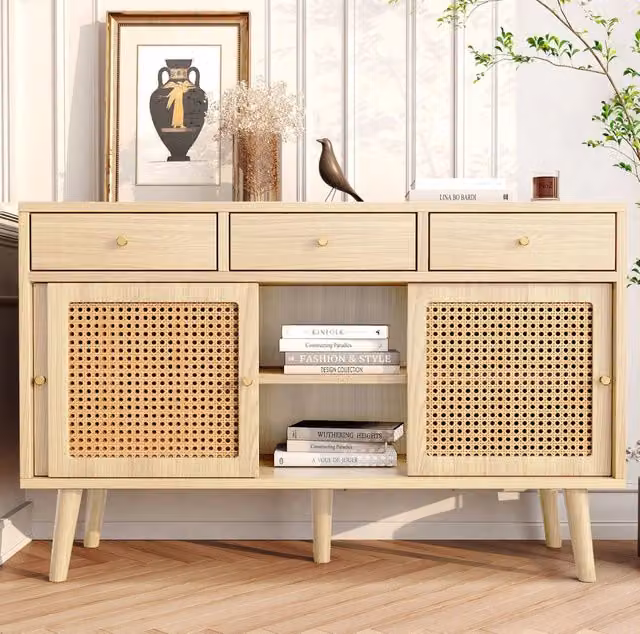 Credenza con 3 cassetti e 3 ante scorrevoli in MDF, frontali in paglia di rattano, gambe in legno massello, maniglie in metallo dorato, regolazione ripiani, colore quercia, 120x40x78 cm