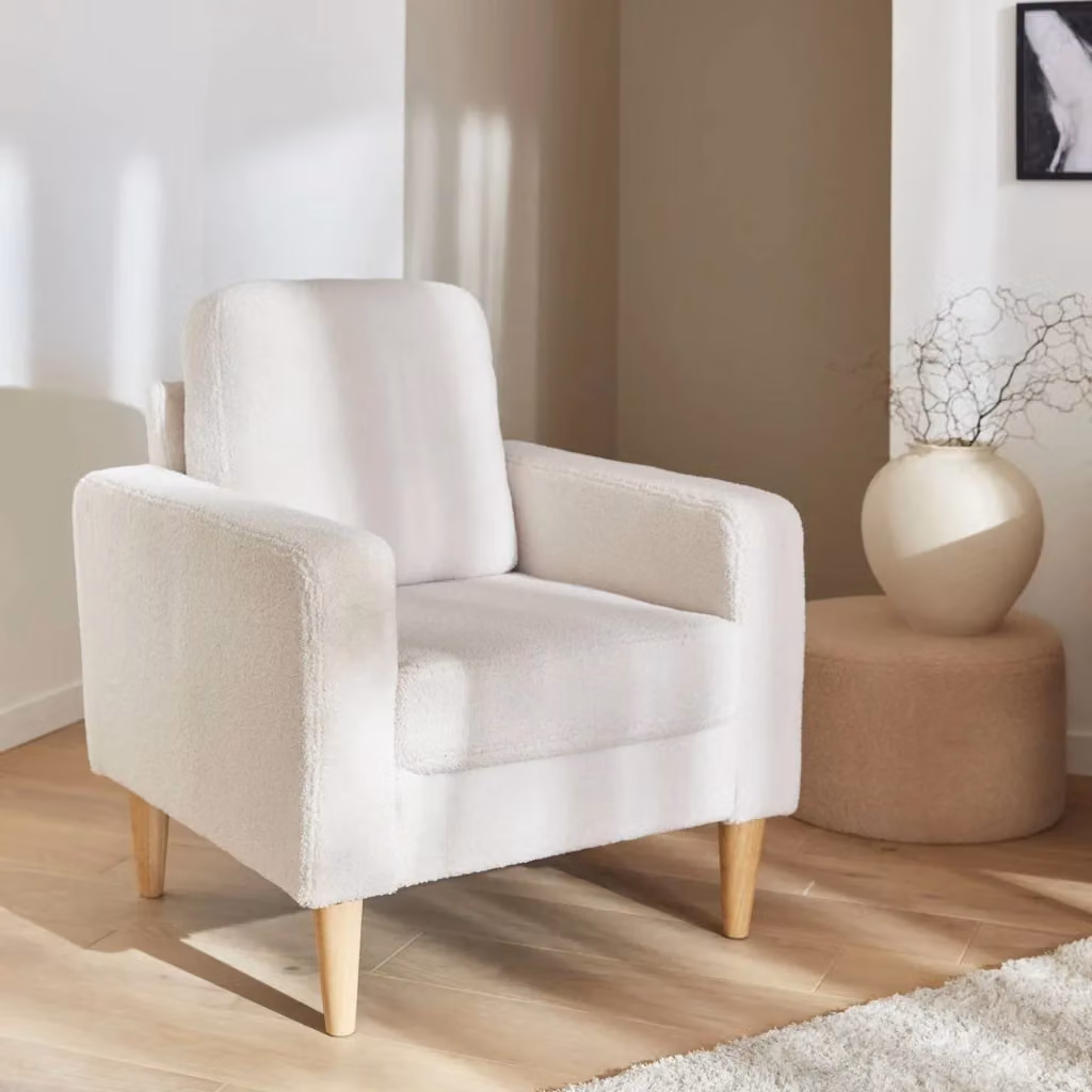 Poltrona scandinava Sweeek in tessuto bouclé bianco con struttura in legno e braccioli – 2