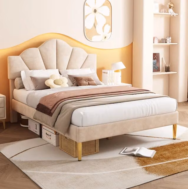 Letto imbottito 140x190 cm in velluto beige con testiera regolabile e piedi in ferro dorato