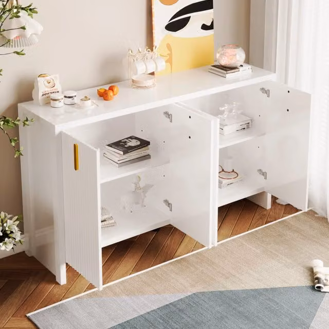 Credenza a 4 ante con ripiano regolabile in pannello truciolare bianco e maniglie dorate 140 × 38 × 80 cm