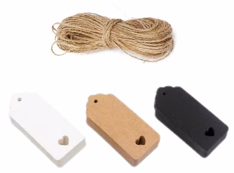 300 etichette in carta kraft, dimensioni 4x9 cm, nei colori marrone, bianco e nero, con motivo a cuore e inclusa una fascetta in juta