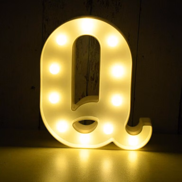 Lettera 3D illuminata a LED, lettera Q da 22 cm
