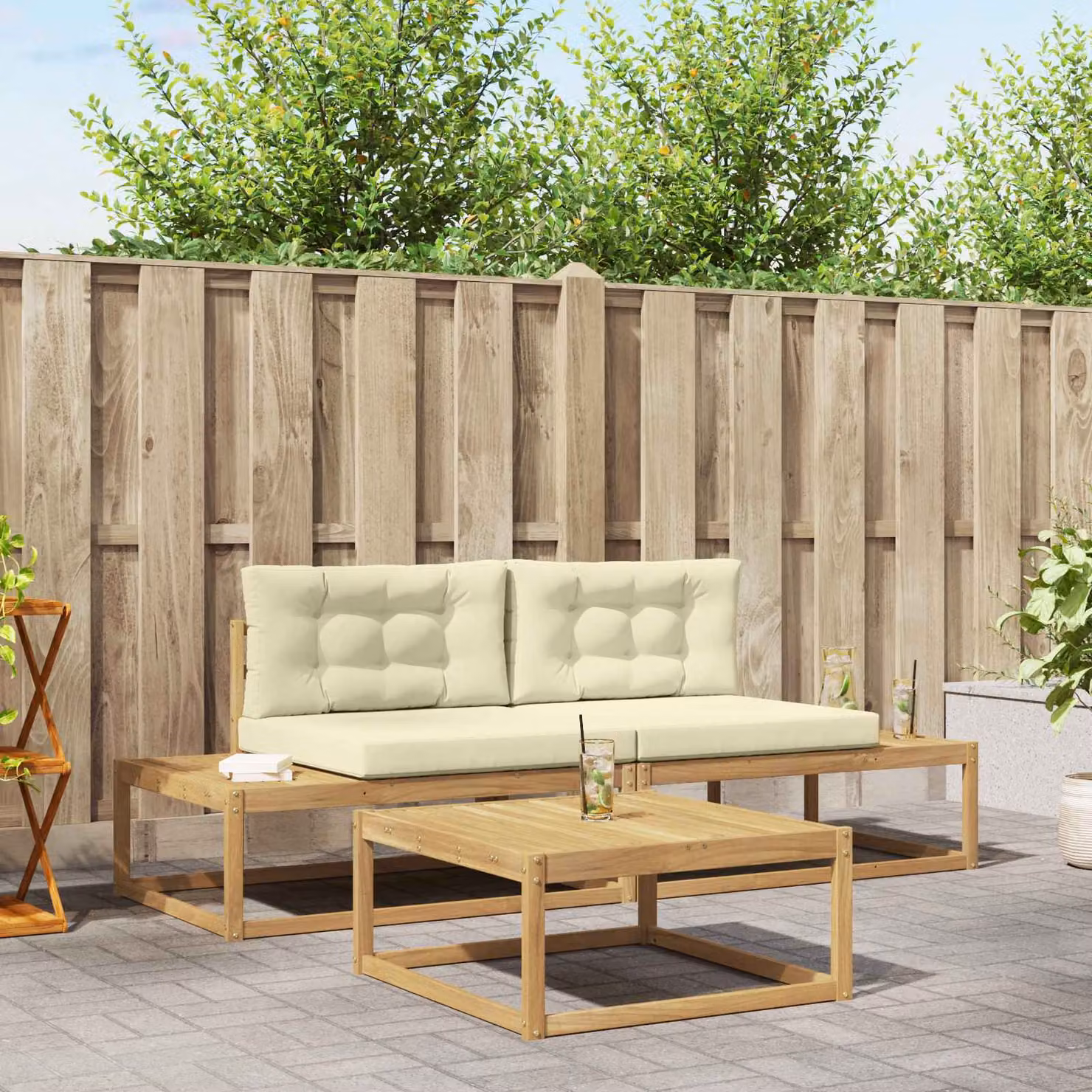 Set di mobili da esterno vidaXL composto da divano a 2 posti, poltrona e tavolino in legno di acacia con cuscini in poliestere bianco e beige