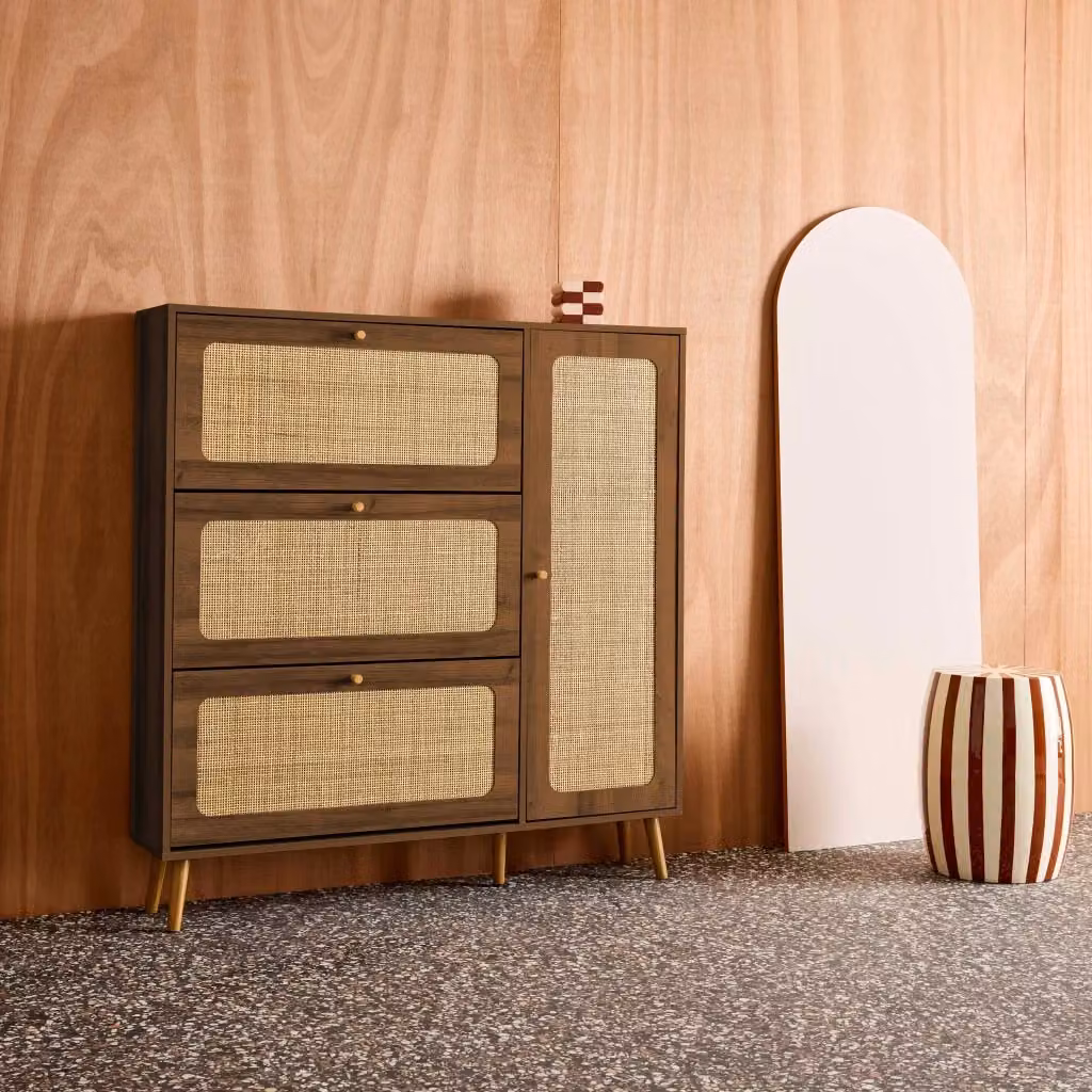 Scarpiera Sweeek in stile boho con ante in rattan e legno, colore marrone, L: 120 cm, H: 125 cm, P: 24 cm – 2