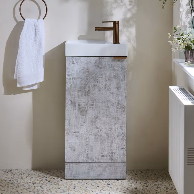 Mobile Bagno a Terra Grigio Cemento da 400mm con Lavabo e Maniglia con Impugnatura a Dito Rame Satinato - Cluo