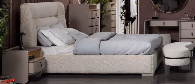 Elegante Beige Schlafzimmer Möbel Polsterbett 2x Nachttische Bank