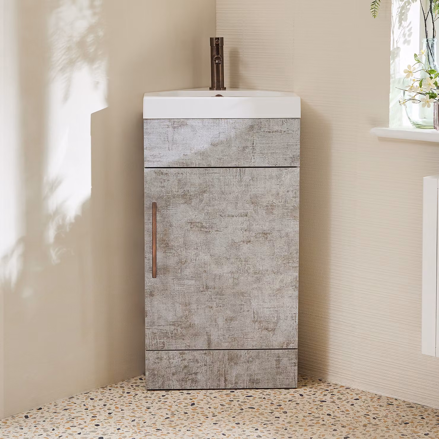Mobile Bagno a Terra Angolare Grigio Cemento da 450mm con Lavabo e Maniglia con Barra a T in Bronzo Spazzolato - Cluo