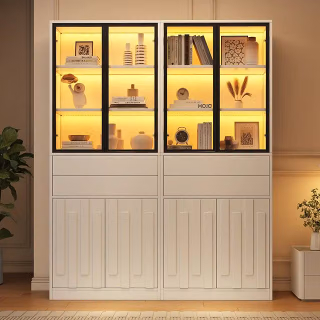 Set 2 Vetrine Espositive Bianche 140x34x180 cm in Truciolato, Libreria con 2 Ante in Vetro, 2 Cassetti e Illuminazione LED per Soggiorno
