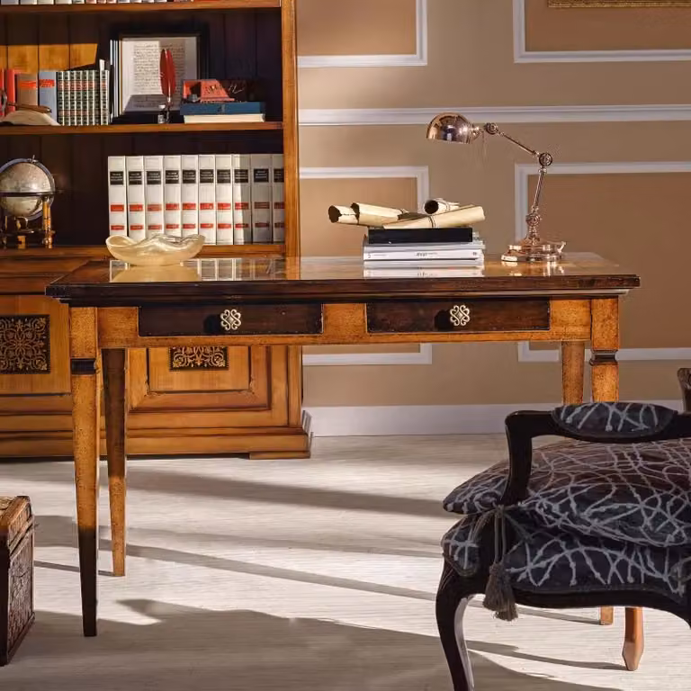 Scrivania classica in legno bicolore marrone con 2 cassetti e 2 tiretti Mobili 2G L: 129 cm, P: 69 cm, H: 78 cm