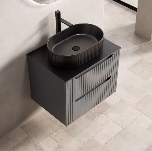 Mobile bagno con lavabo ovale in ceramica; piano in pietra sinterizzata e 2 cassetti