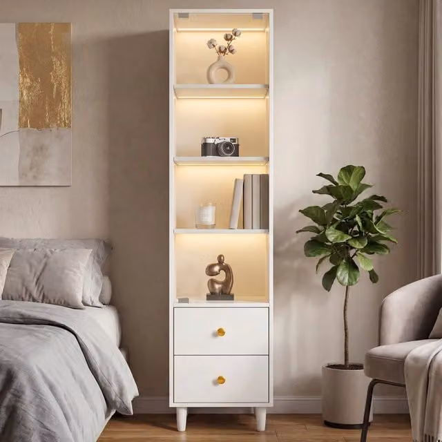 Vetrina con illuminazione LED; anta in vetro; 4 ripiani e 2 cassetti in MDF bianco con maniglie dorate