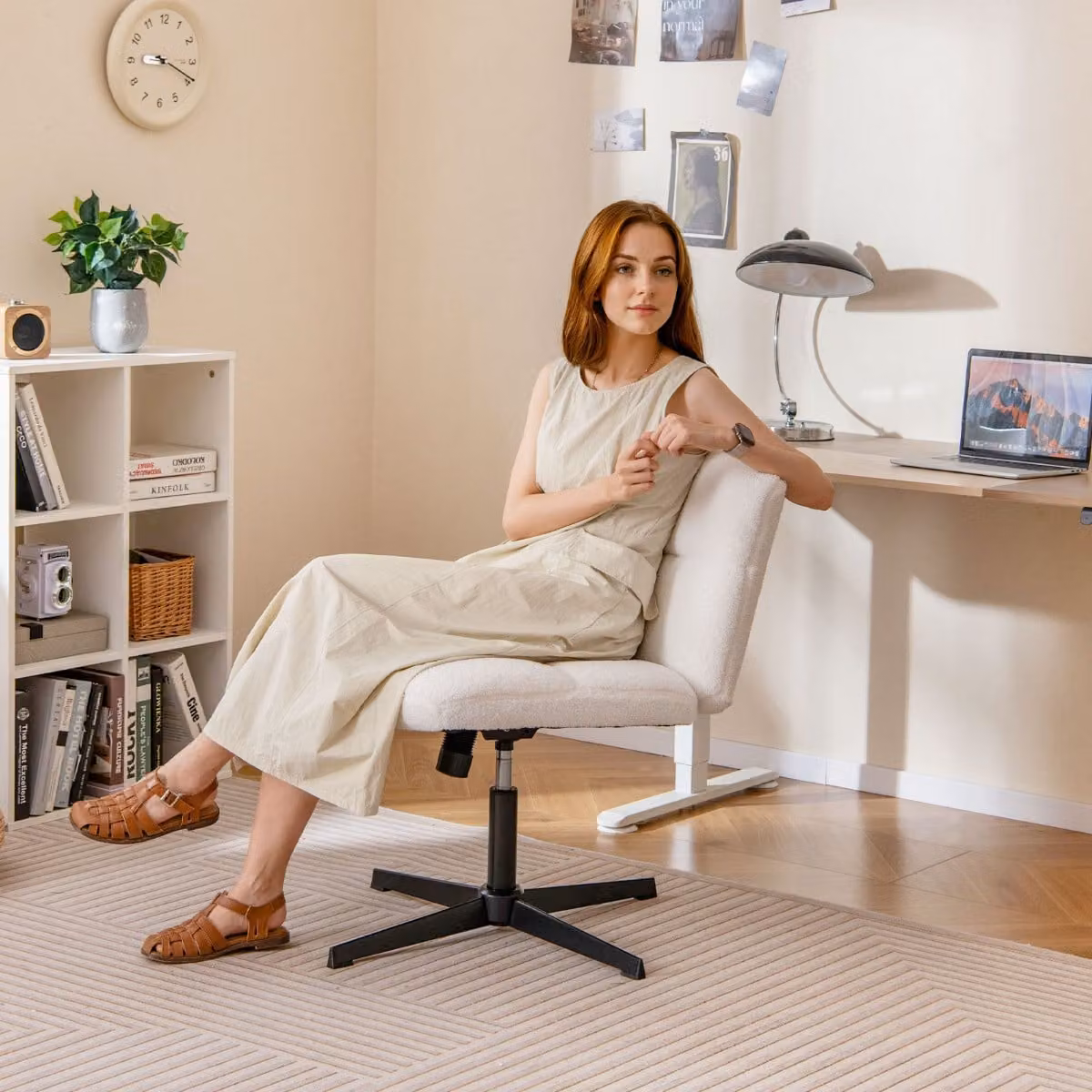 Sedia da ufficio Costway bianca con gambe incrociate, rotazione a 360° e altezza regolabile, ideale per home office