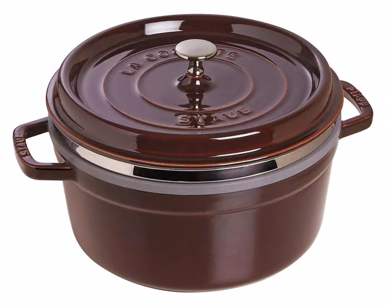 Casseruola tonda in ghisa per induzione colore rosso granato con maniglie, coperchio e cestello vapore, diam. 26cm