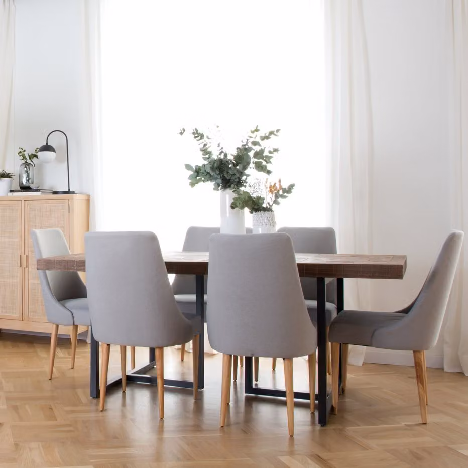 Sedia imbottita Banak in stile mid-century con struttura in legno e rivestimento in tessuto grigio – 2