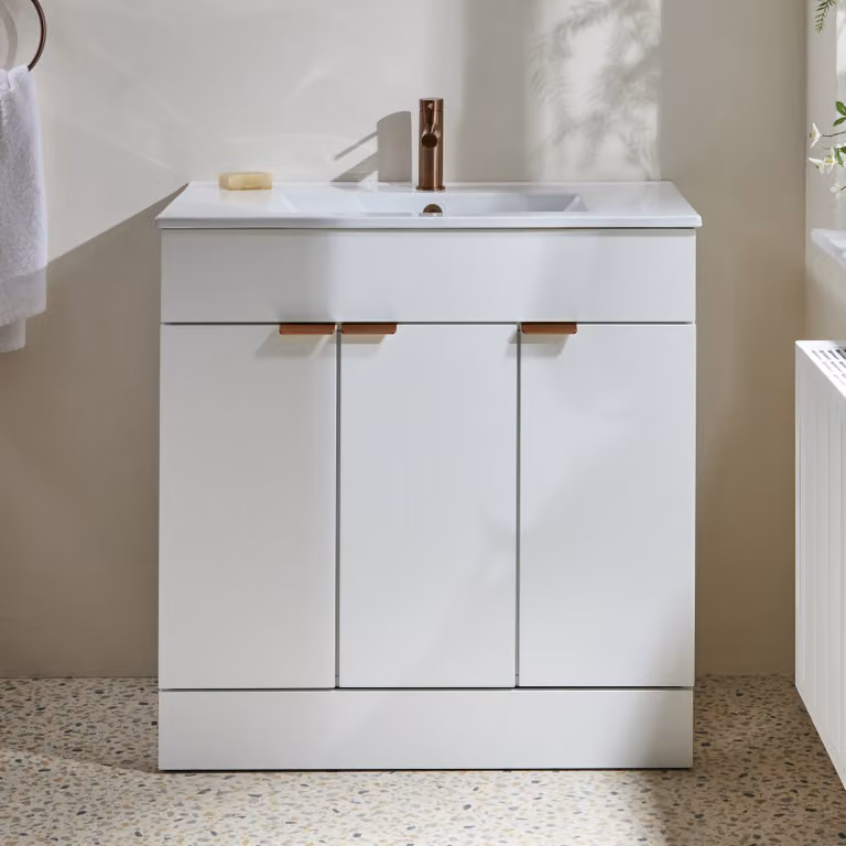 Mobile Bagno a Terra Bianco da 810mm con Lavabo e Maniglie con Impugnatura a Dito in Rame Satinato - Cluo