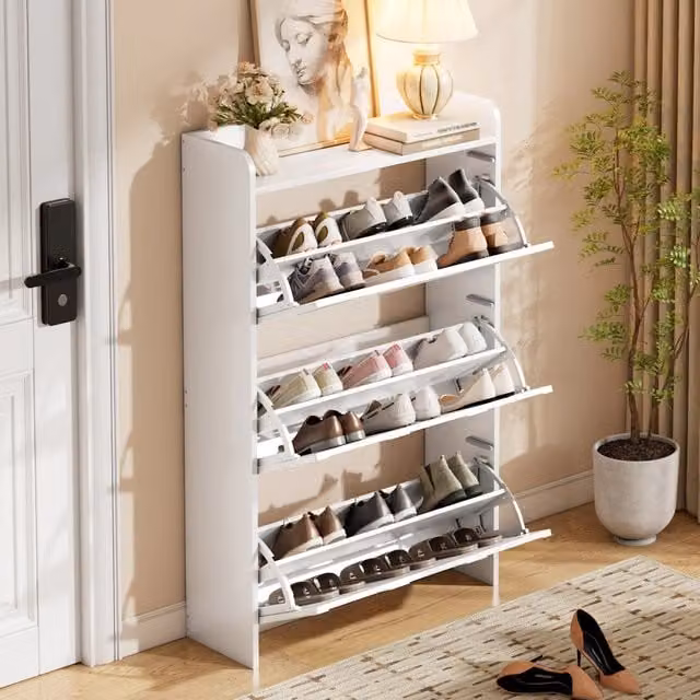 Scarpiera salvaspazio moderna in MDF bianco con scomparti basculanti e ripiani interni, L: 70 cm, P: 25 cm, H: 120 cm