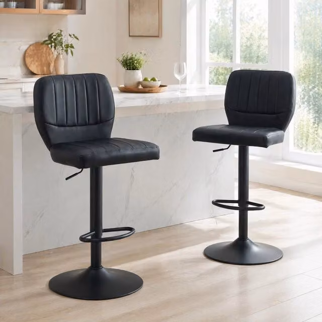 Sgabello da bar MIVRAY girevole a 360° regolabile in altezza con schienale e poggiapiedi in similpelle nera, L: 45 cm, P: 52 cm, H: 93–114 cm