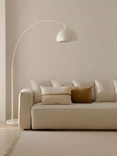 Tilbury lampada da terra ad arco beige in marmo e metallo Kenay Home H: 190 cm, L: 150 cm