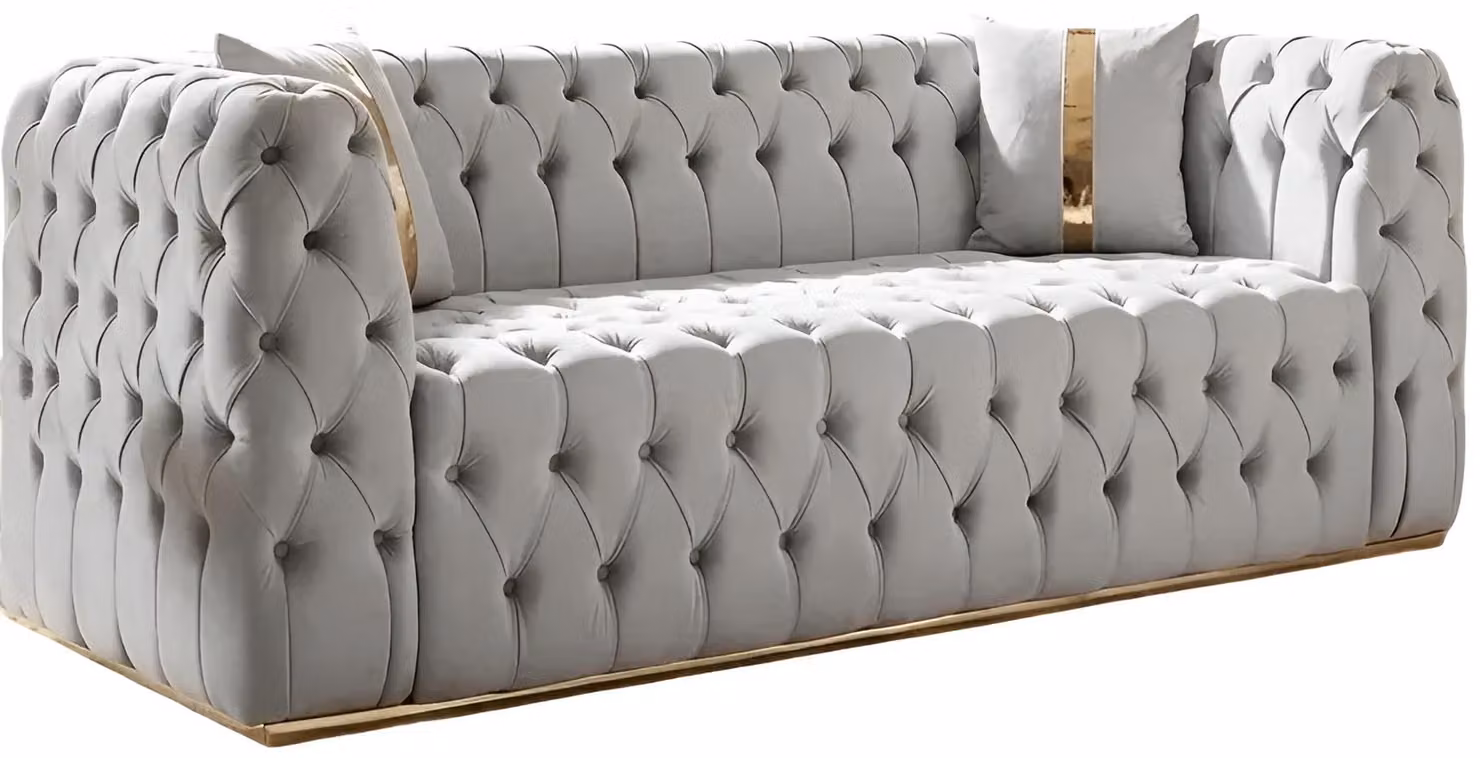 Divano Chesterfield bianco, tre posti, elegante e confortevole. Arredamento