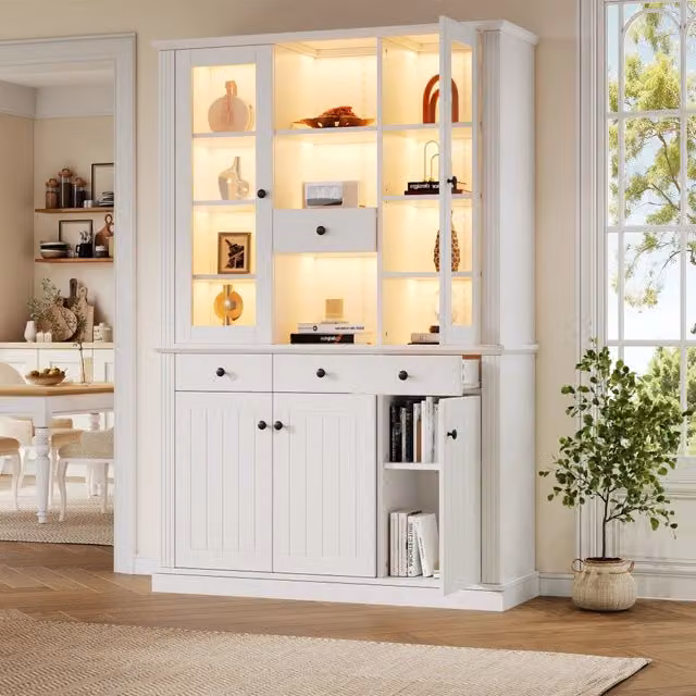 Vetrina Mivray bianca con 5 ante in vetro temperato, 4 cassetti e illuminazione LED integrata, realizzata in MDF laccato, L/P/H: 119.5 x 40 x 180 cm