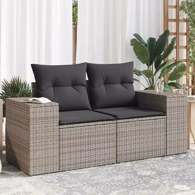 Divano da giardino a 2 posti Design Mania in polyrattan grigio con cuscini imbottiti e coperture rimovibili L: 186 cm, P: 69 cm, H: 62 cm
