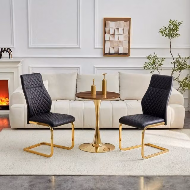 Set tavolo e sedie: tavolo rotondo 60 cm in MDF effetto noce con base oro, 2 sedie da pranzo nere con motivo a rombi e struttura in metallo oro
