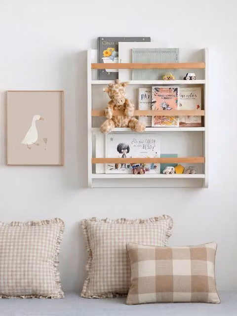 Libreria Round bianca Kenay Home per cameretta dei bambini, modello moderno con schienale e montaggio a parete