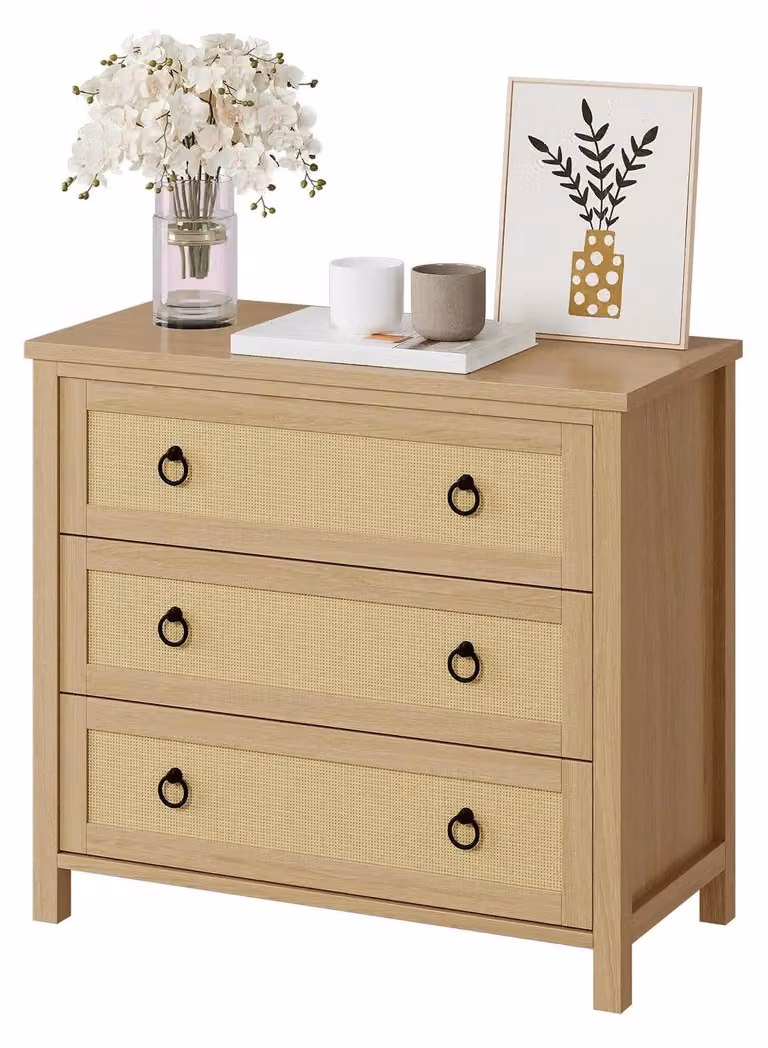 Comodino in stile bohémien - Comodino con 3 cassetti - Realizzato in rattan con intreccio viennese - Struttura in legno con maniglie in metallo - Dimensioni: 80x40x74 cm - Colore: kaki